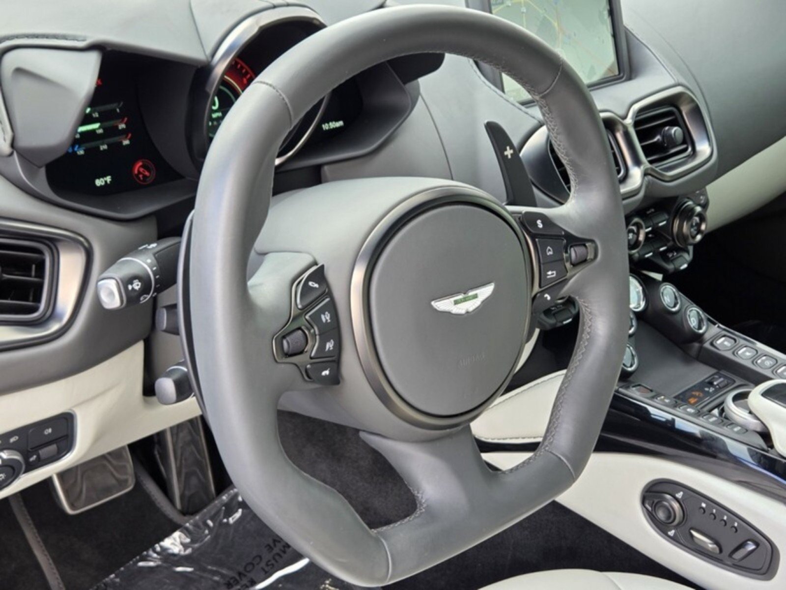 Used 2023 Aston Martin V8 Vantage Roadster RWD image 25