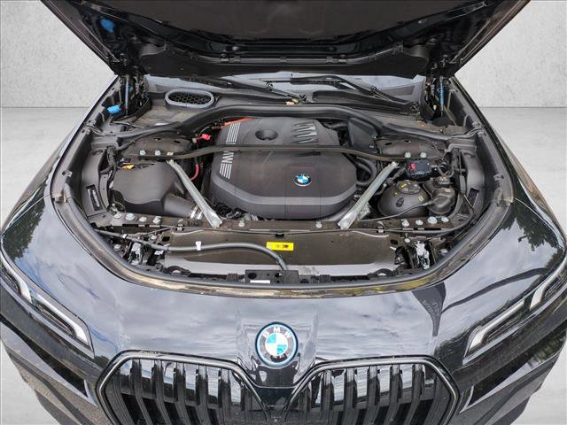 Used 2025 BMW 750e xDrive AWD/4WD image 25
