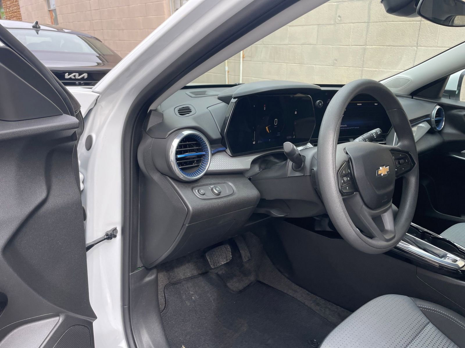 Used 2025 Chevrolet Trax LT image 33