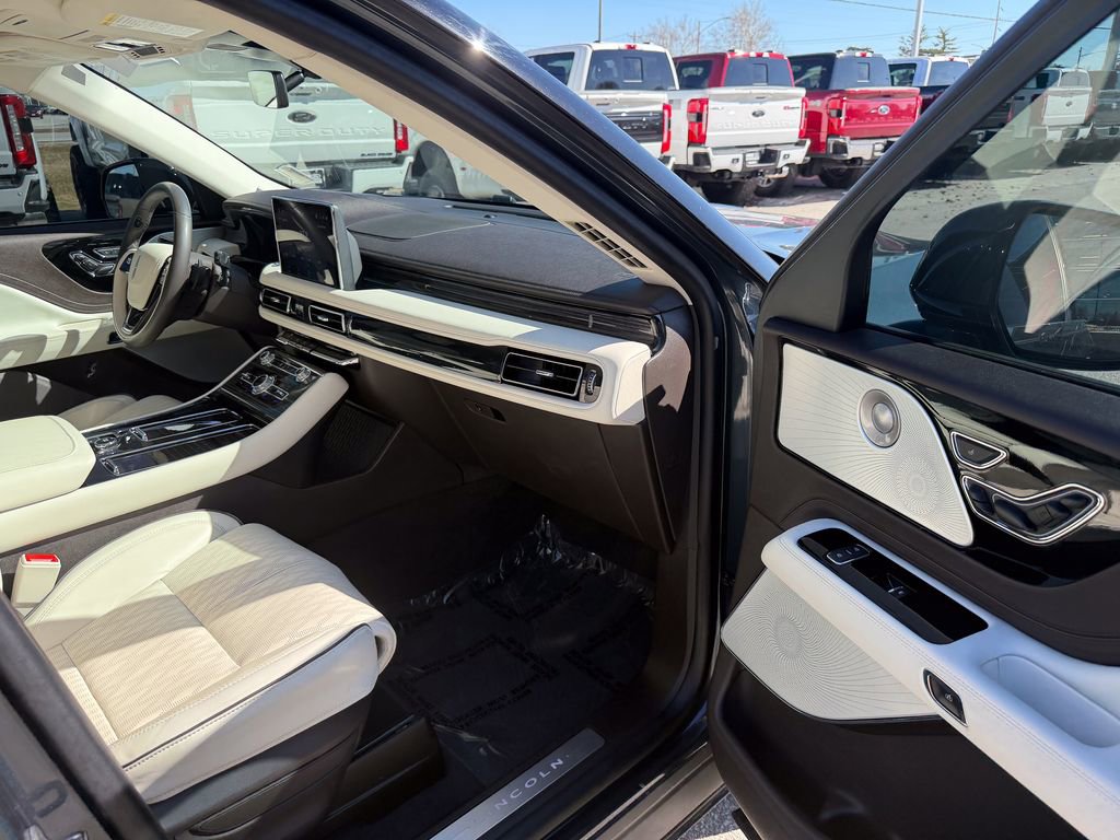 Certified 2023 Lincoln Aviator Black Label image 23