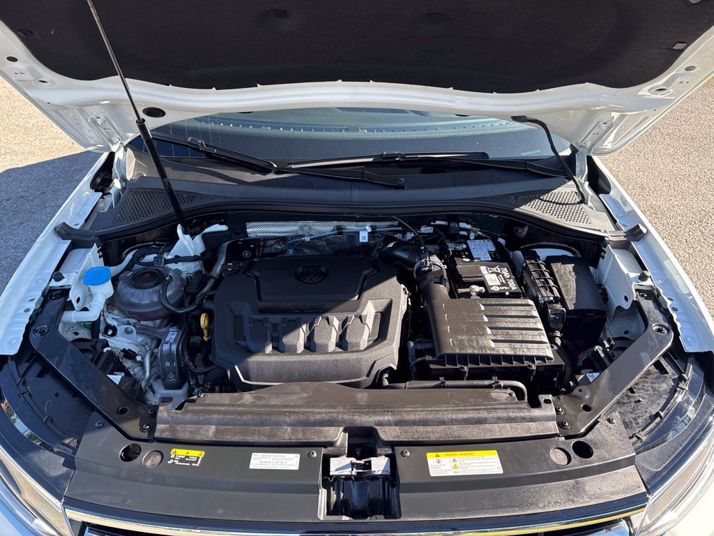 Used 2024 Volkswagen Tiguan SE w/ Panoramic Sunroof Package FWD image 8