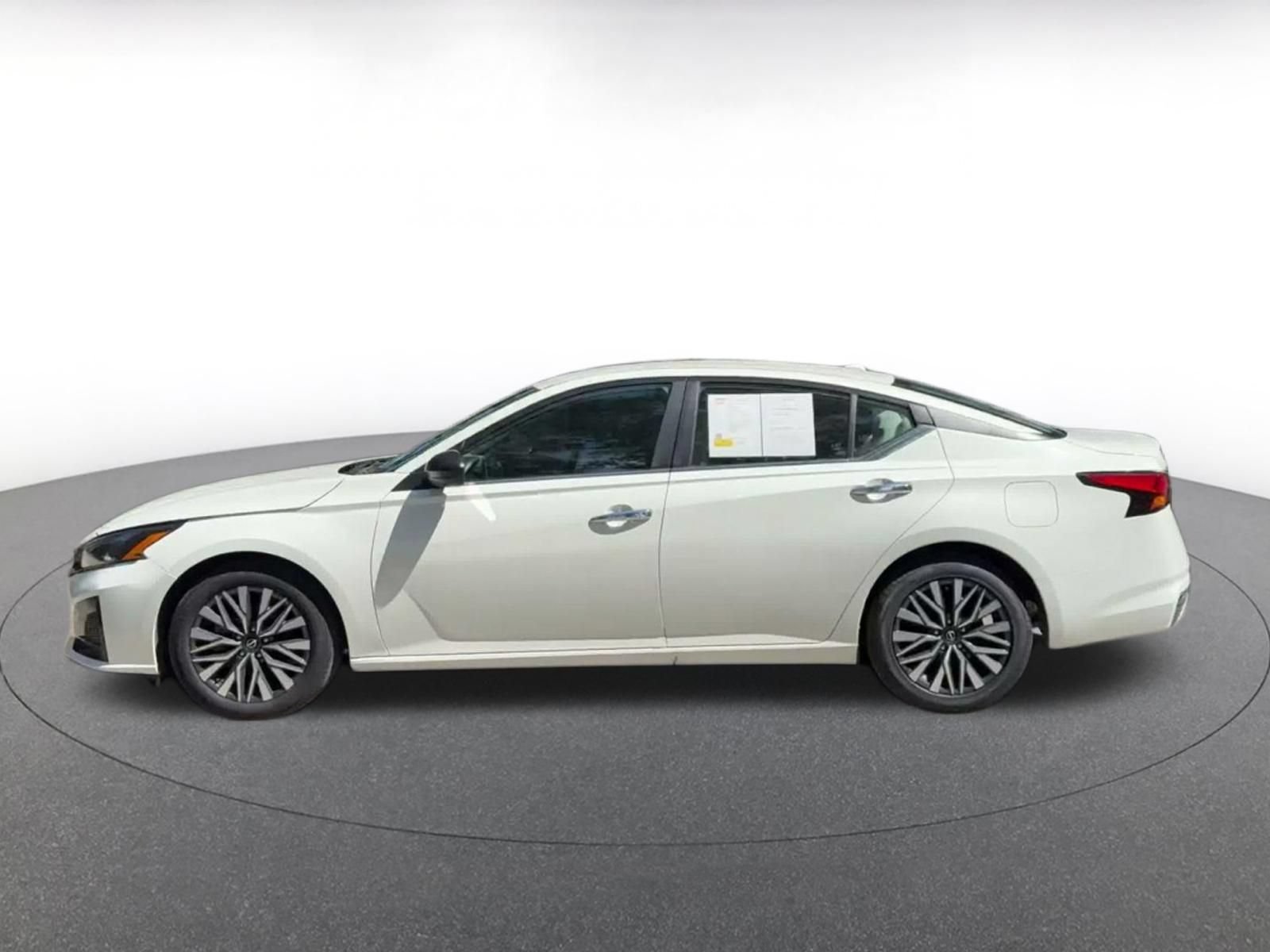 Used 2025 Nissan Altima 2.5 SV FWD image 7