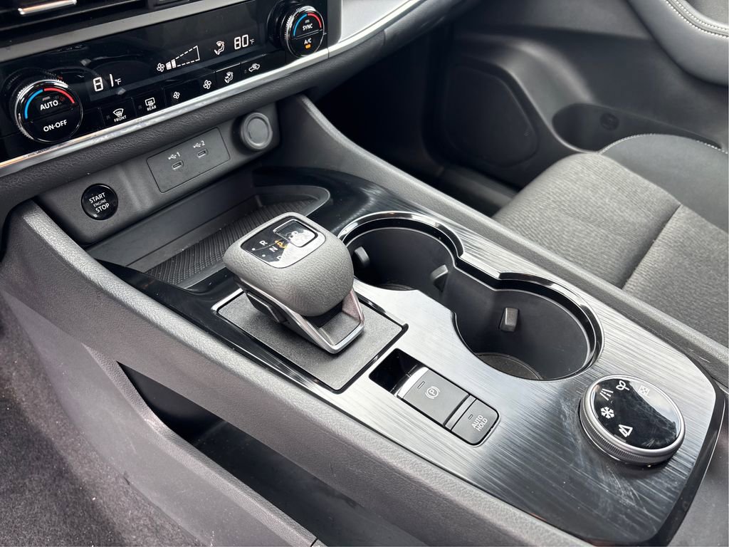 Used 2025 Nissan Rogue SV image 30