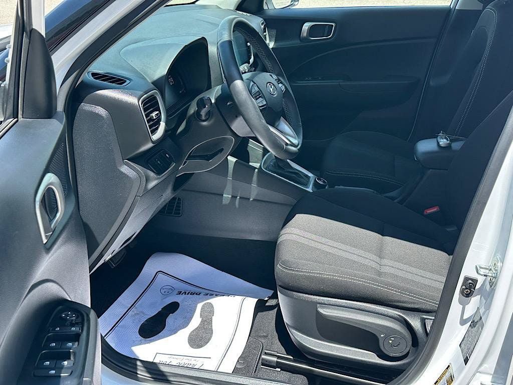 Used 2024 Hyundai Venue SEL FWD image 11