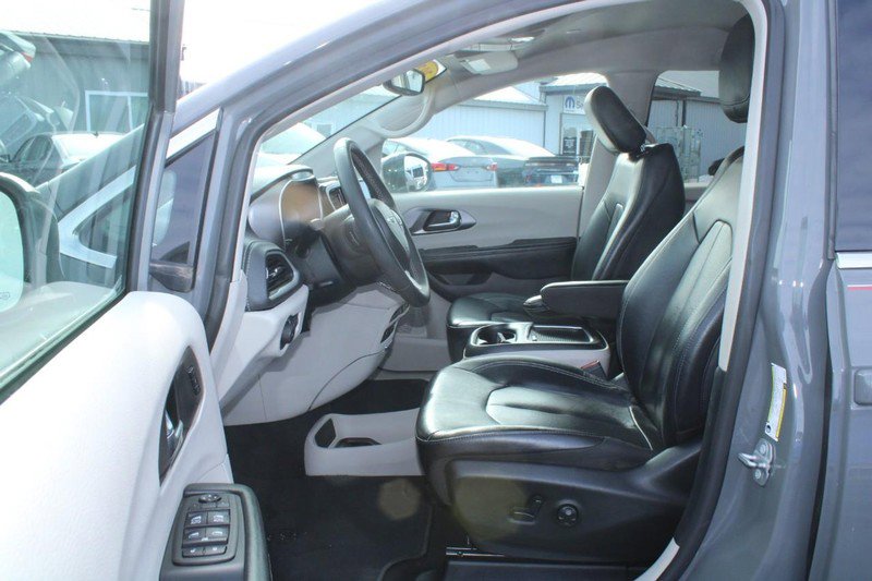 Used 2022 Chrysler Pacifica Touring-L image 8