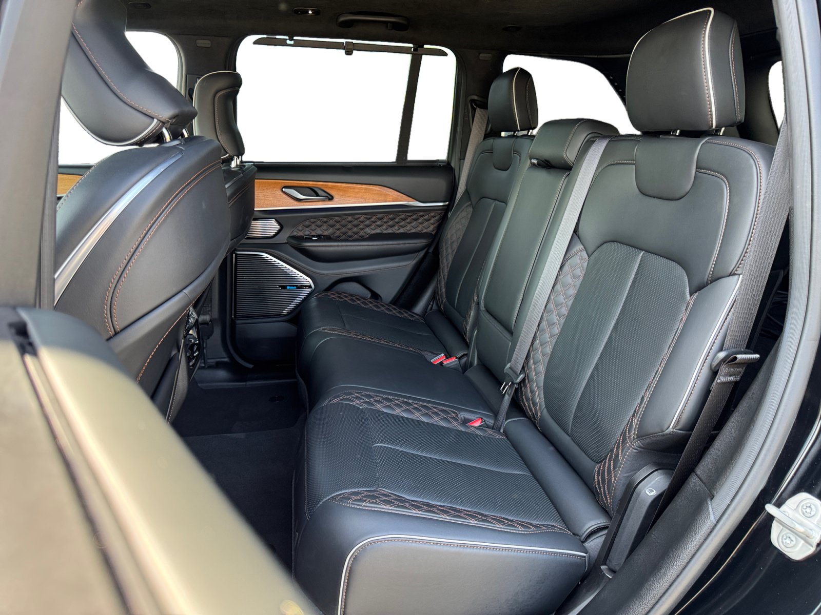 Used 2023 Jeep Grand Cherokee Summit AWD/4WD image 13