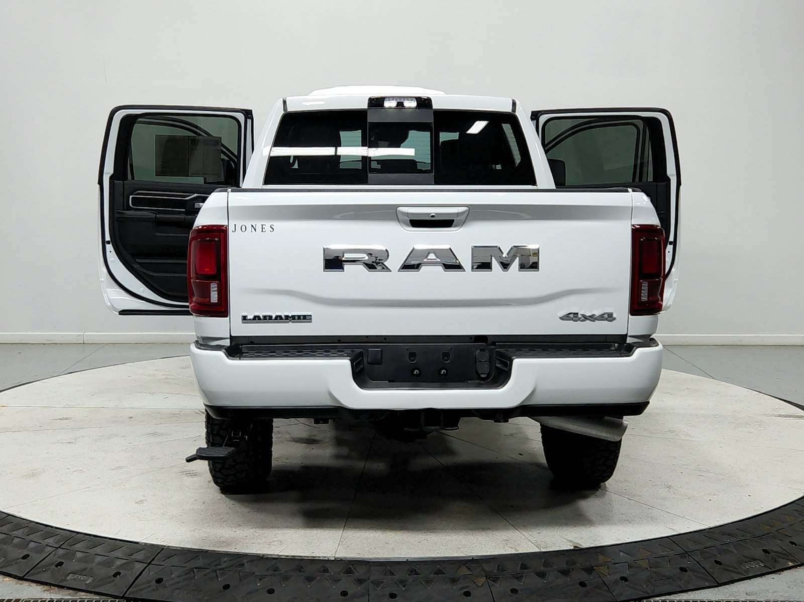 Used 2025 RAM 2500 Laramie AWD/4WD image 15