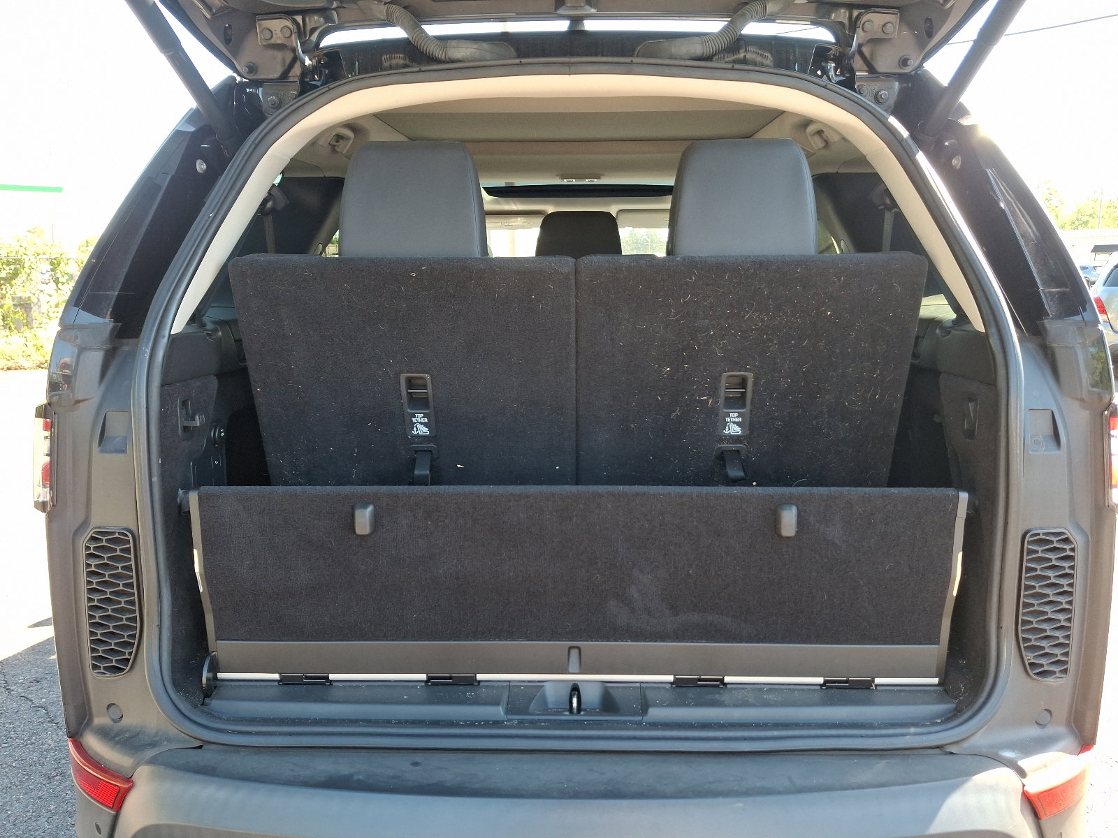 Used 2017 Land Rover Discovery HSE image 29