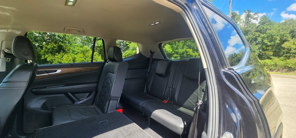 Used 2025 Volkswagen Atlas SE AWD/4WD image 19