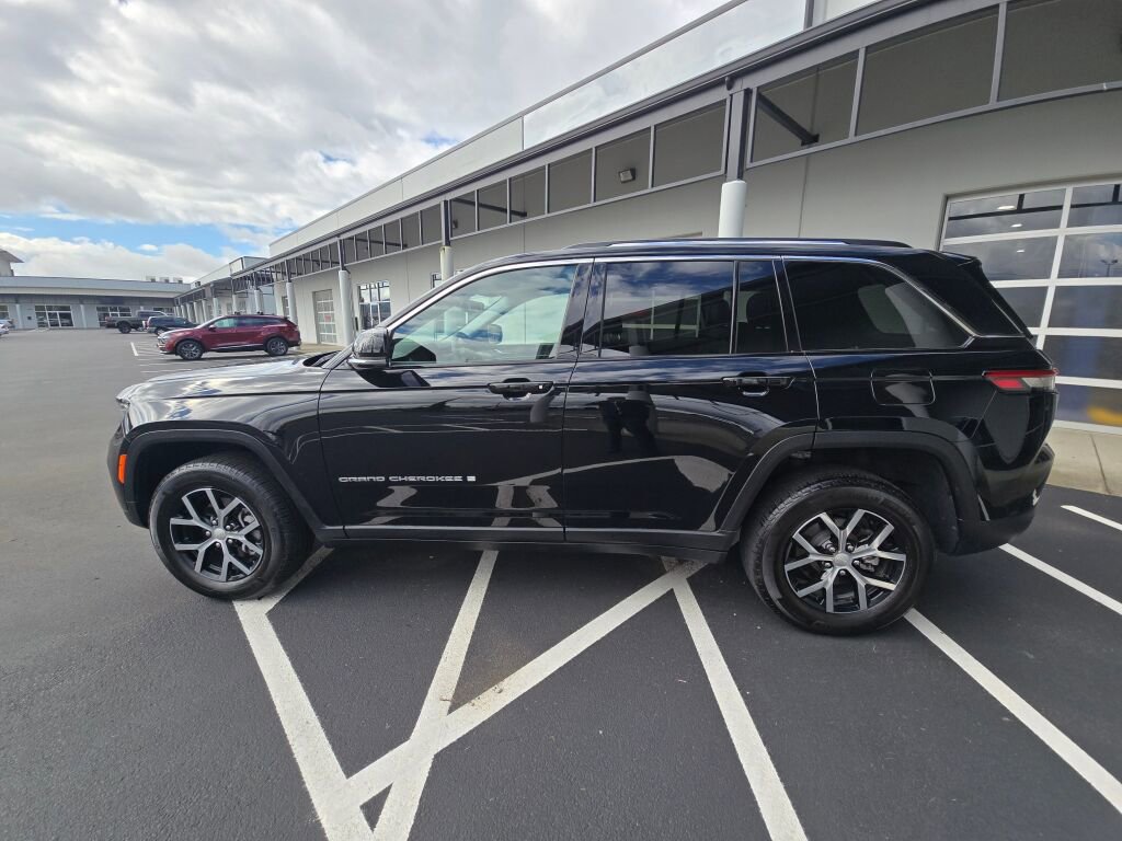 Used 2023 Jeep Grand Cherokee Limited image 9