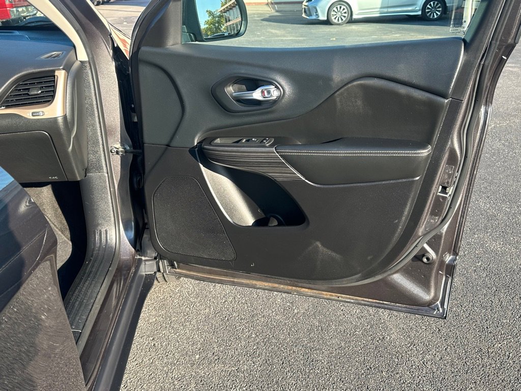 Used 2015 Jeep Cherokee Limited image 30