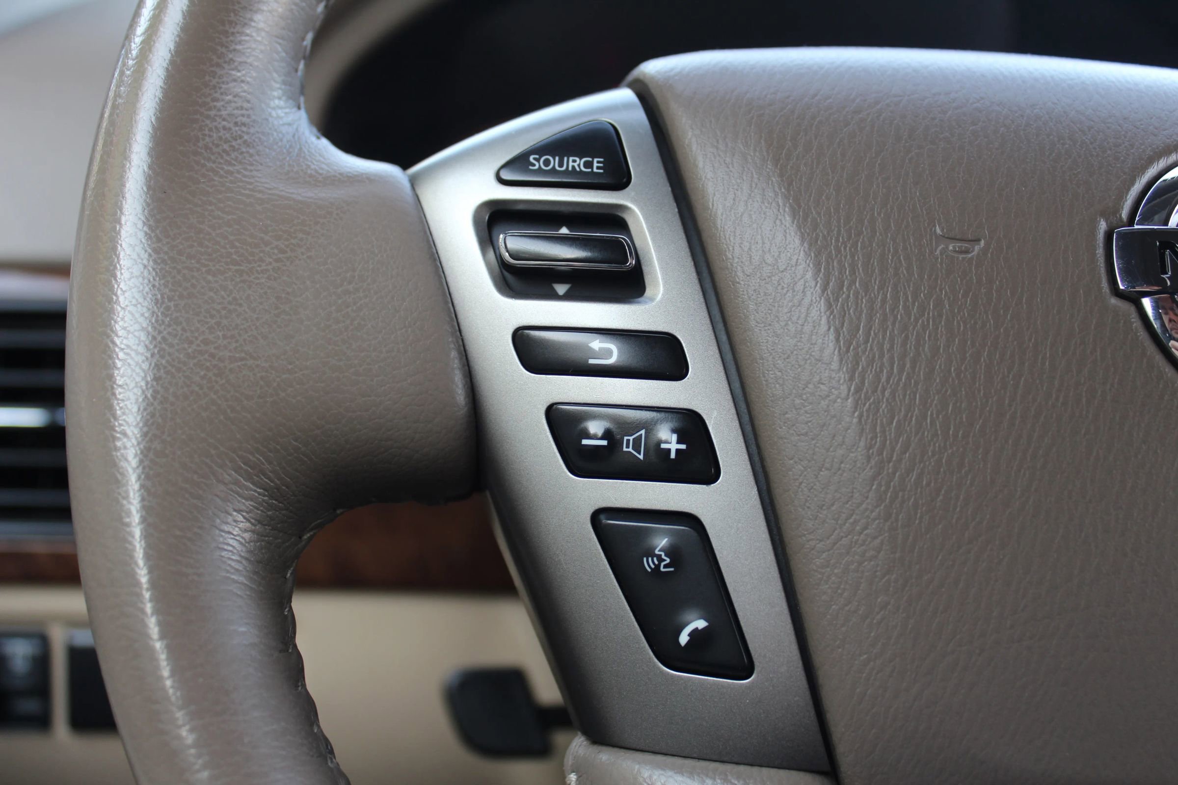 Used 2014 Nissan Armada Platinum image 29