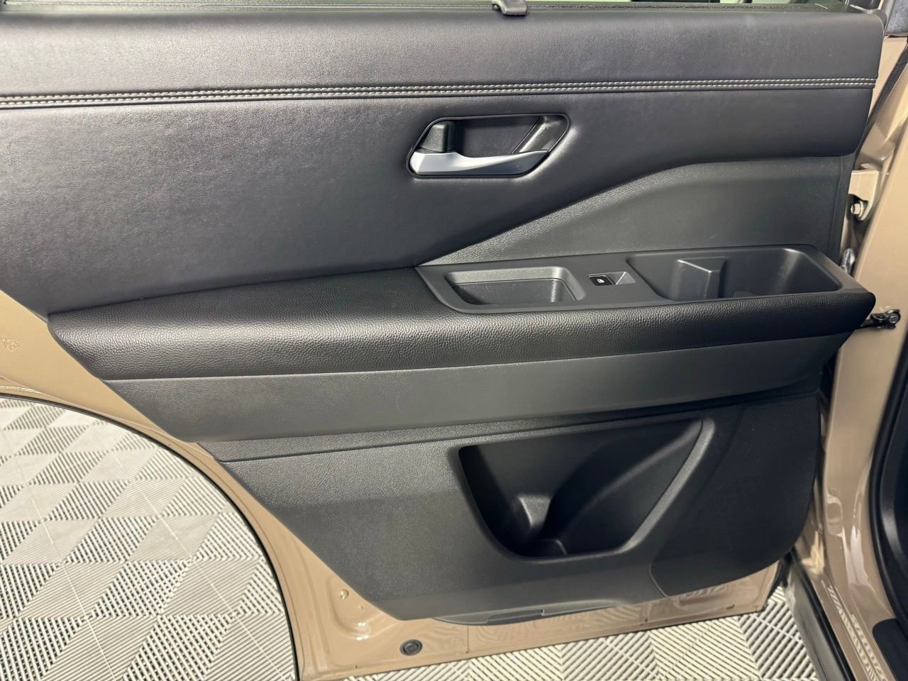 Used 2023 Nissan Pathfinder Platinum w/ Cargo Package image 26