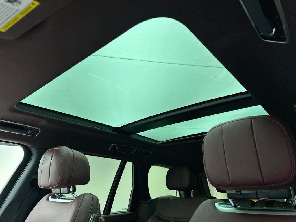 Certified 2025 Land Rover Range Rover SE AWD/4WD image 23