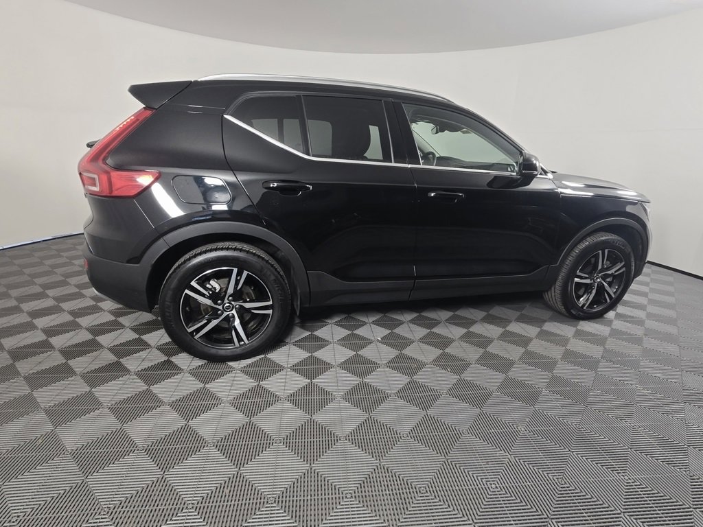 Certified 2025 Volvo XC40 B5 Core image 4