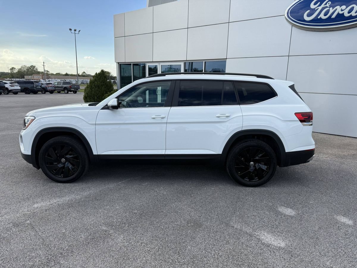 Used 2024 Volkswagen Atlas SE w/ Black Wheel Package image 2
