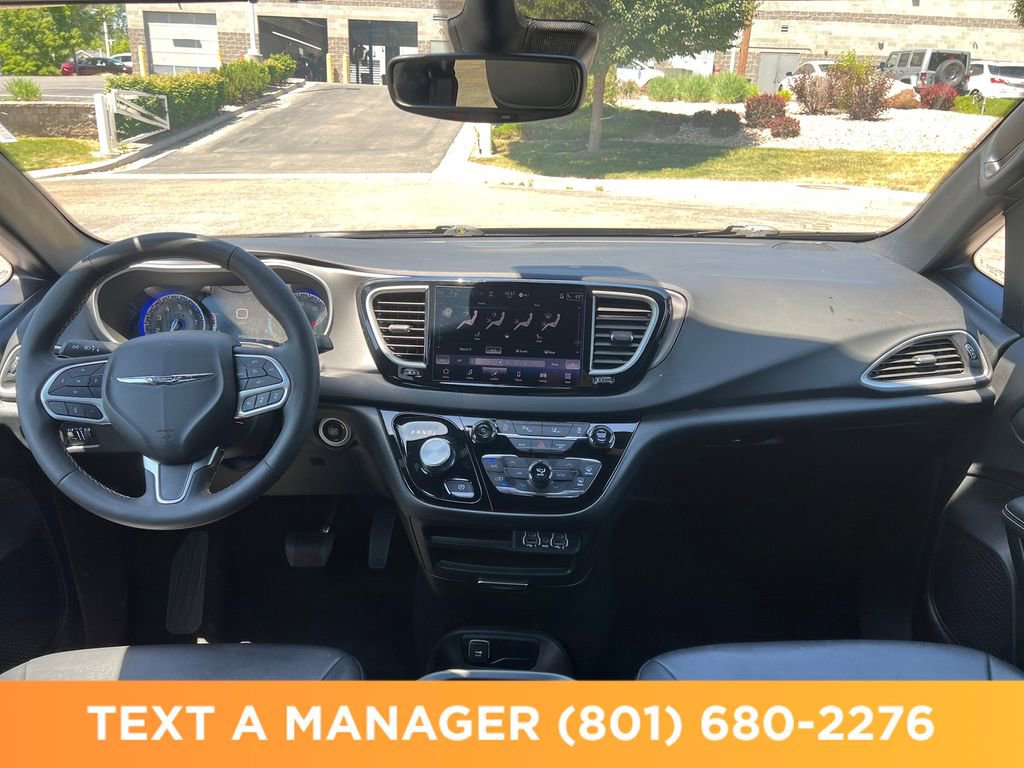 Used 2025 Chrysler Pacifica Select FWD image 16