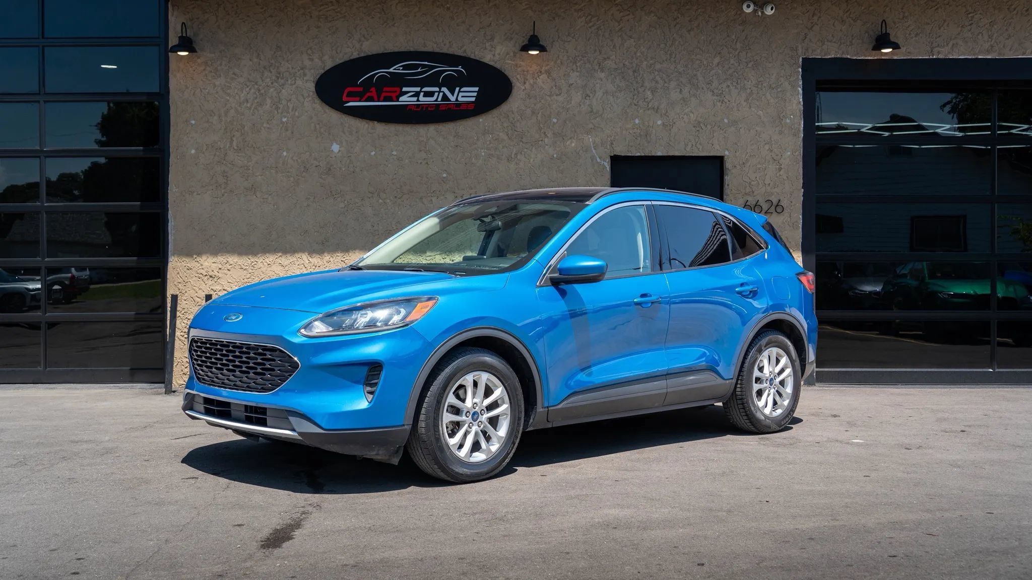 Used 2020 Ford Escape SE FWD image 1