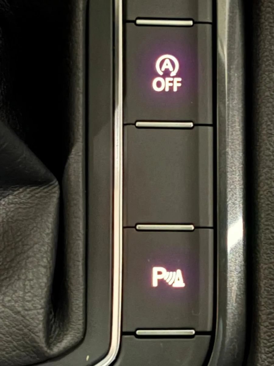 Used 2020 Volkswagen Tiguan SEL AWD/4WD image 32