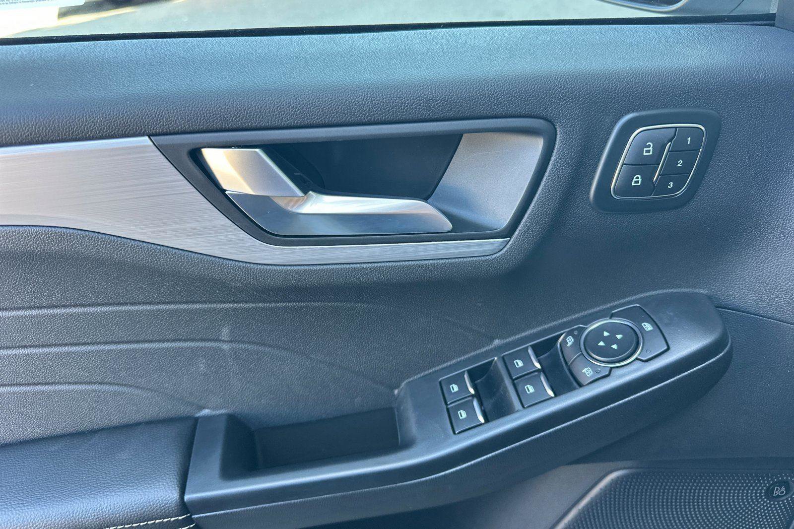 New 2025 Ford Escape SE w/ PHEV Premium Package image 8