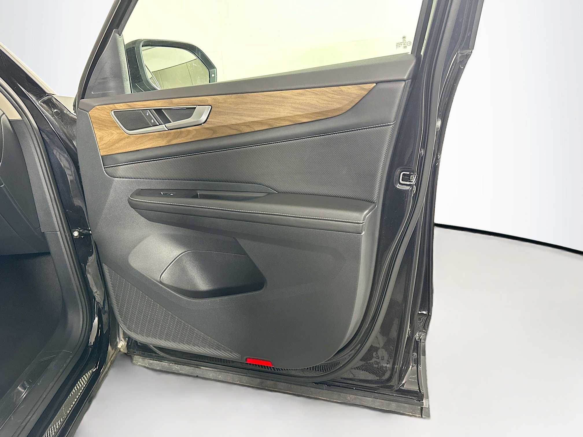 Used 2024 Volkswagen Atlas SE image 34