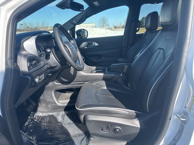 Used 2025 Chrysler Pacifica Limited image 13