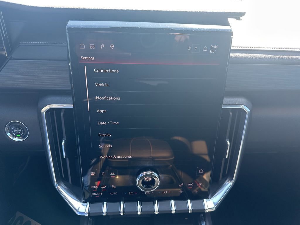 Used 2025 GMC Acadia Elevation w/ Elevation Premium Package image 3