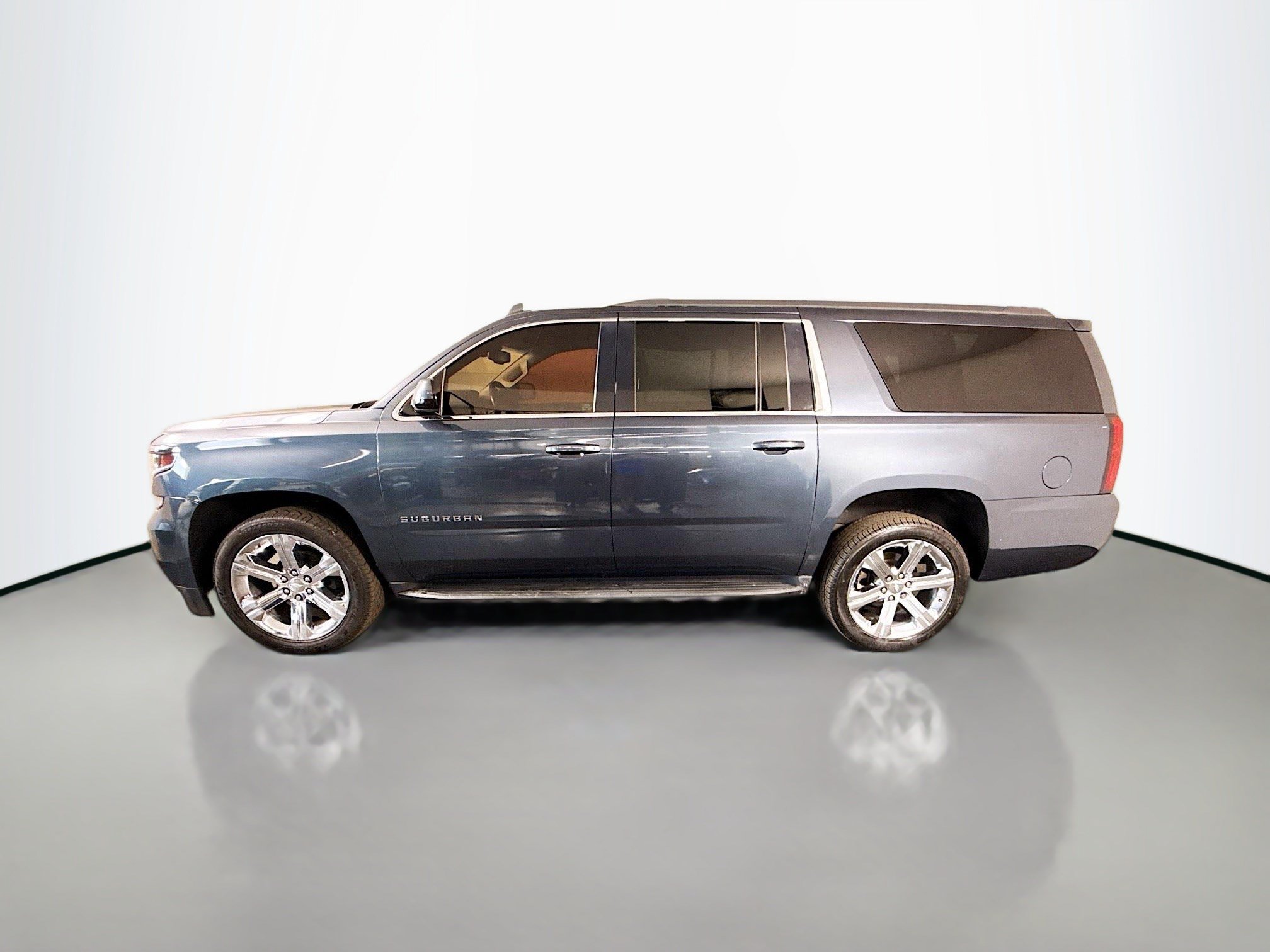 Used 2020 Chevrolet Suburban LT w/ Luxury Package RWD image 6