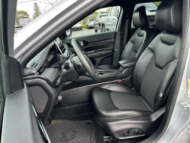 Used 2025 Jeep Compass Latitude w/ Convenience Group AWD/4WD image 30