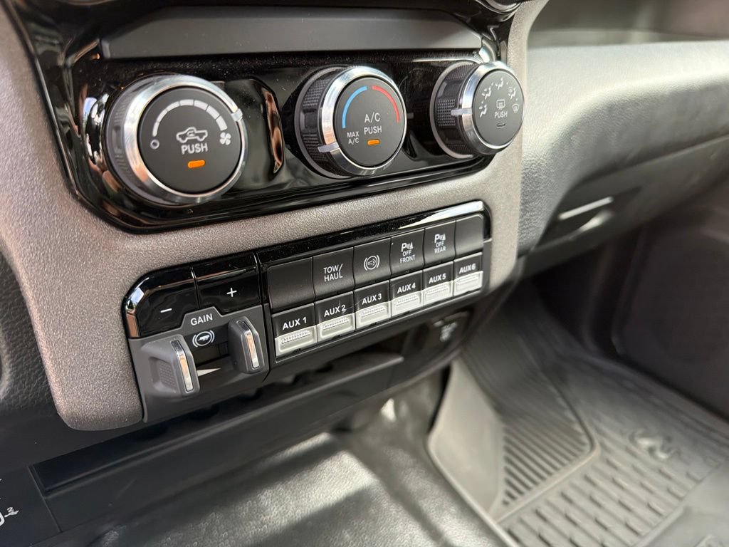 Used 2025 RAM 3500 Tradesman w/ Chrome Appearance Group AWD/4WD image 28