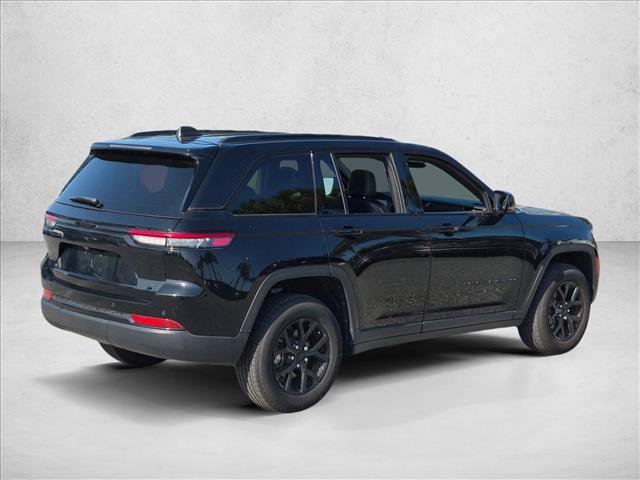 Used 2025 Jeep Grand Cherokee Altitude RWD image 5