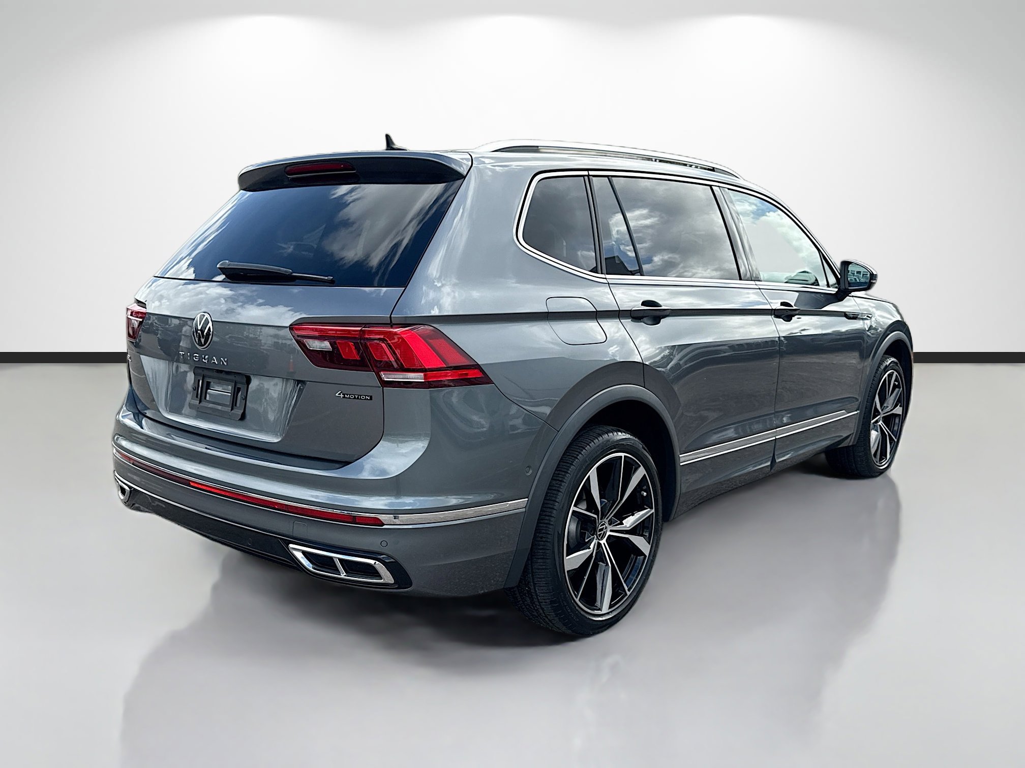 Used 2022 Volkswagen Tiguan SEL R-Line AWD/4WD image 3