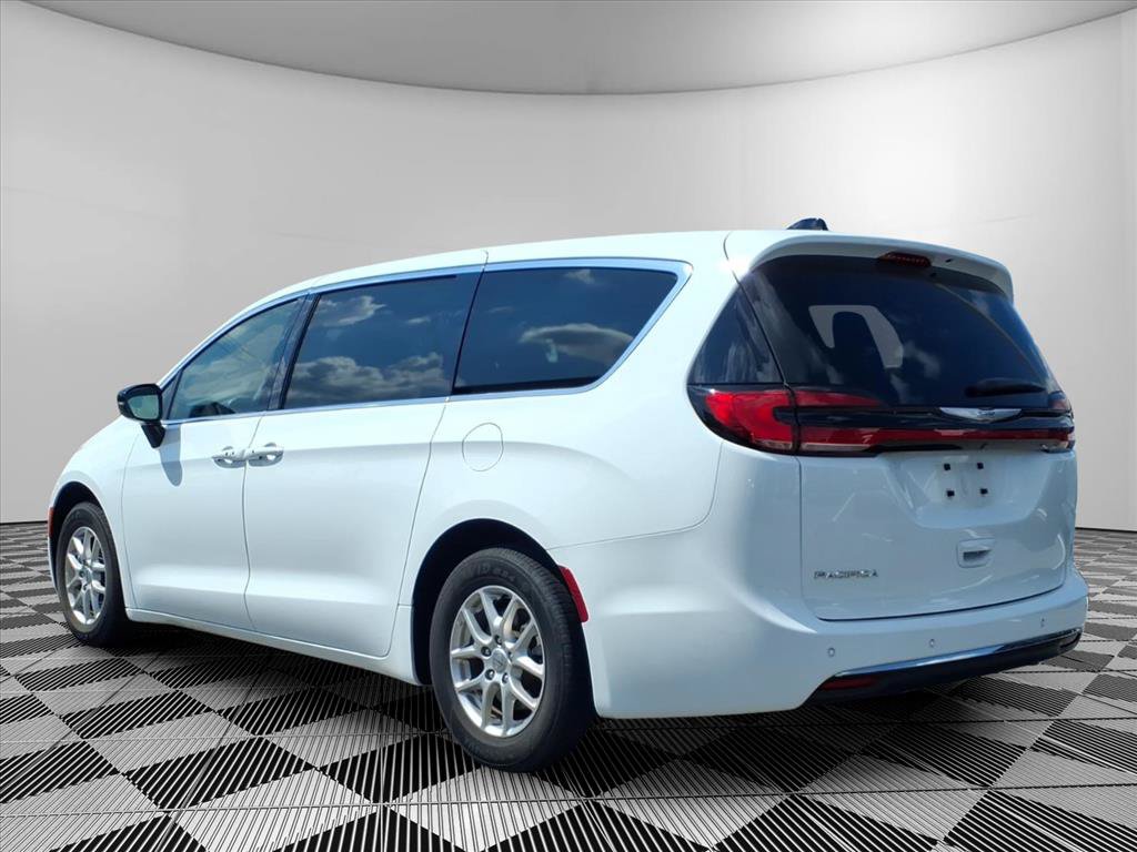Used 2025 Chrysler Pacifica Select FWD image 26