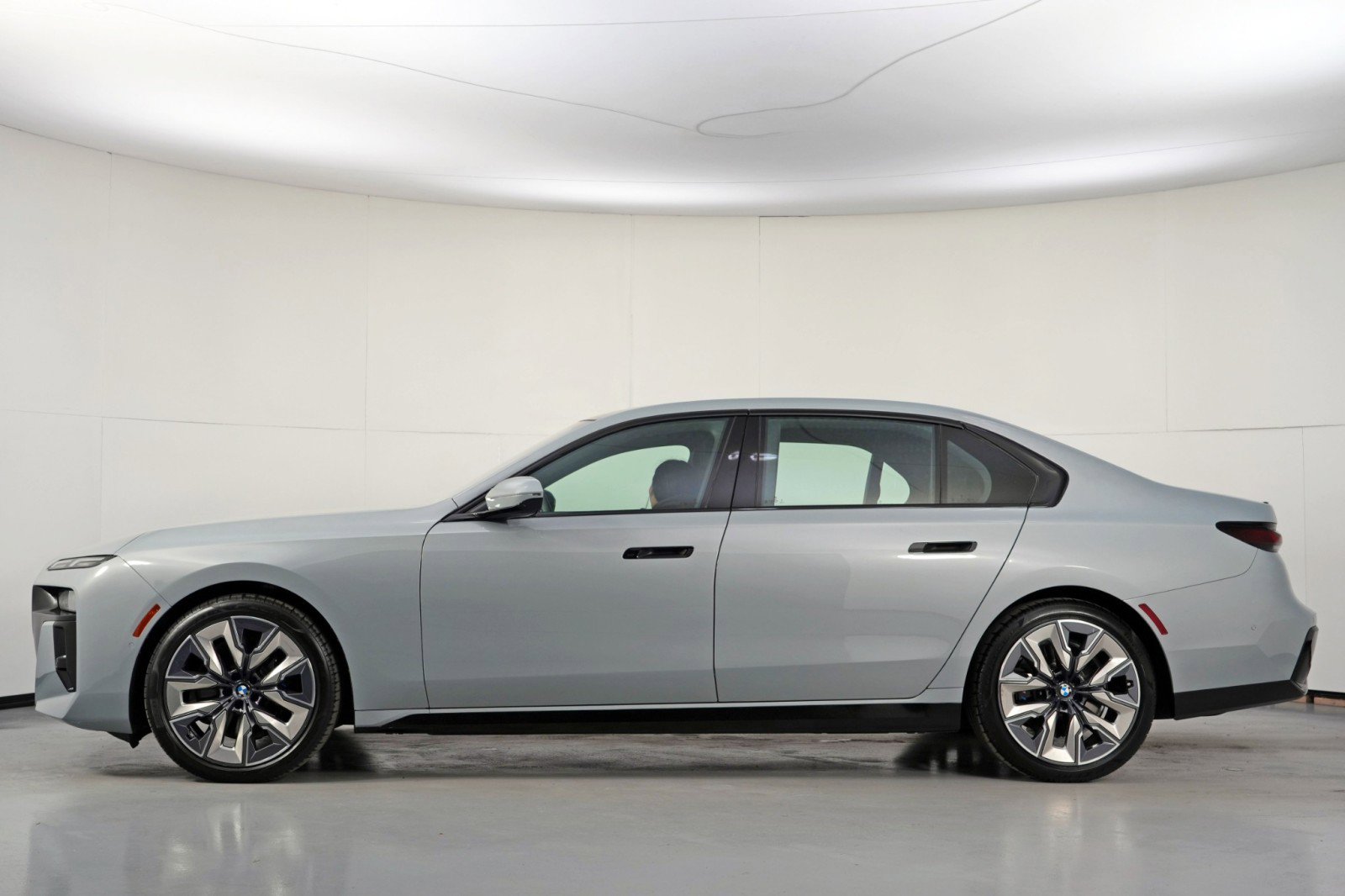 Used 2024 BMW 740i w/ Premium Package 2 RWD image 9