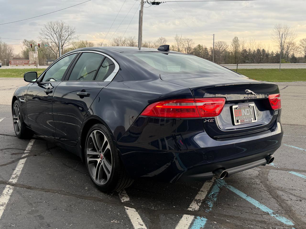 Used 2017 Jaguar XE Premium image 3