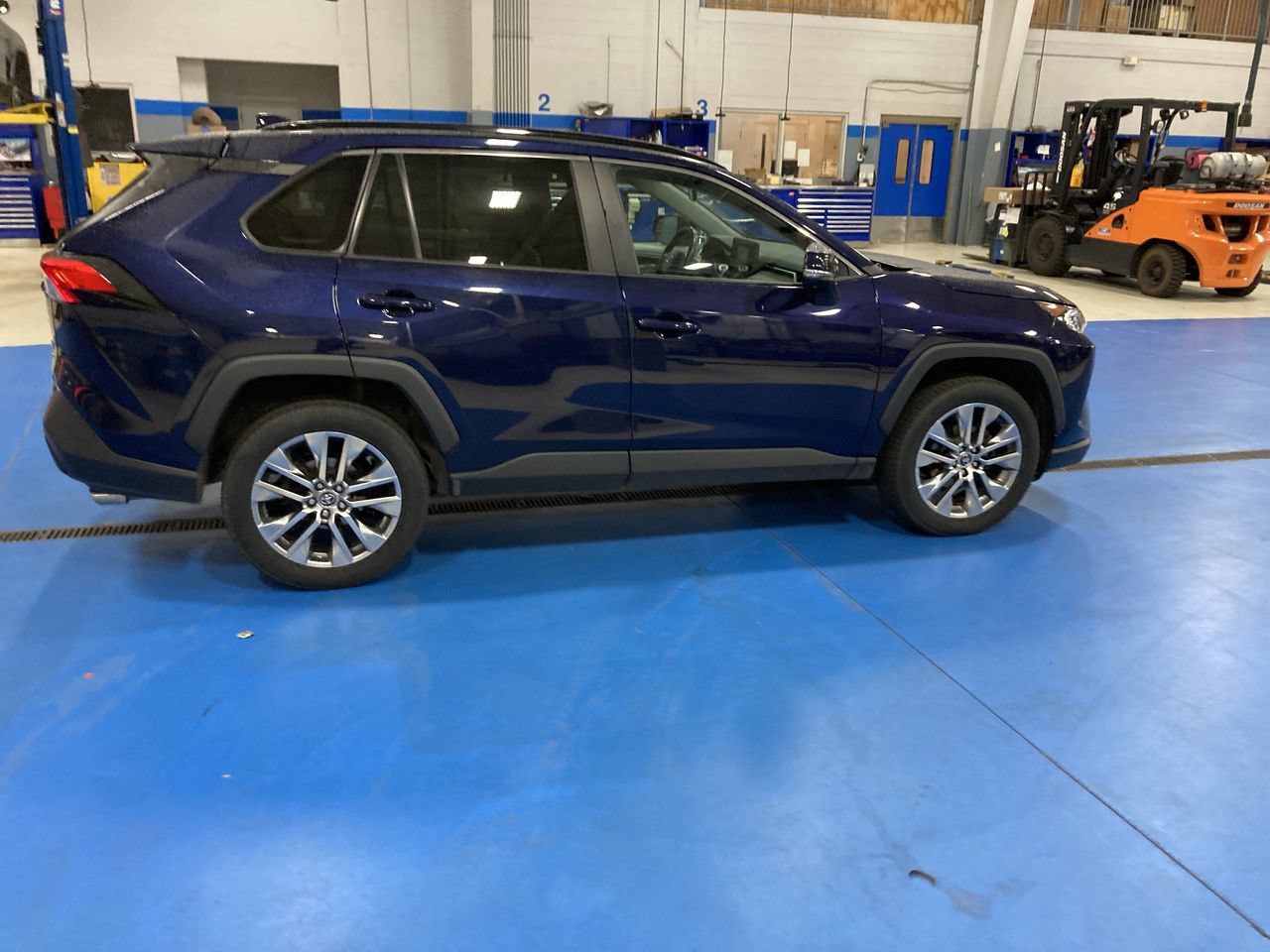 Used 2020 Toyota RAV4 XLE Premium AWD/4WD image 8