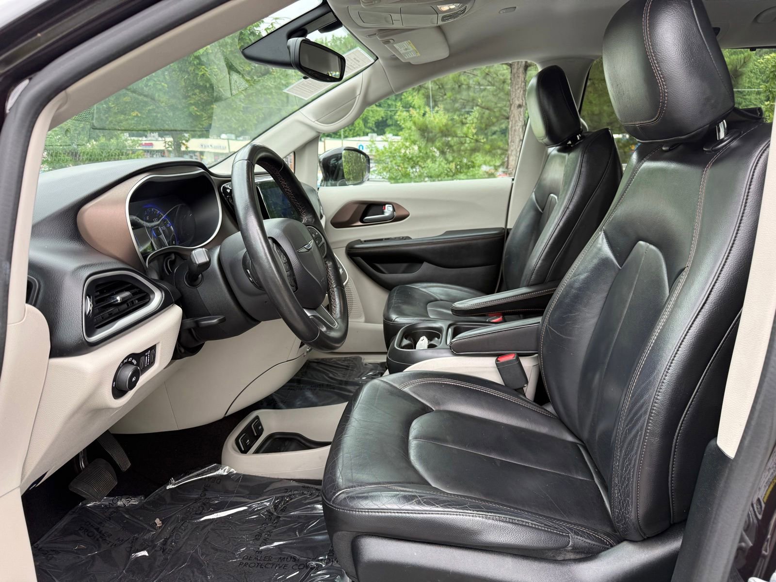 Used 2017 Chrysler Pacifica Touring-L FWD image 34
