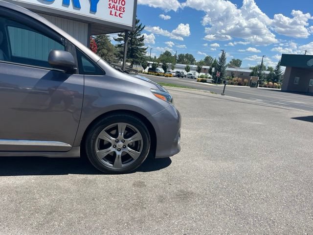 Used 2017 Toyota Sienna SE Premium FWD image 16