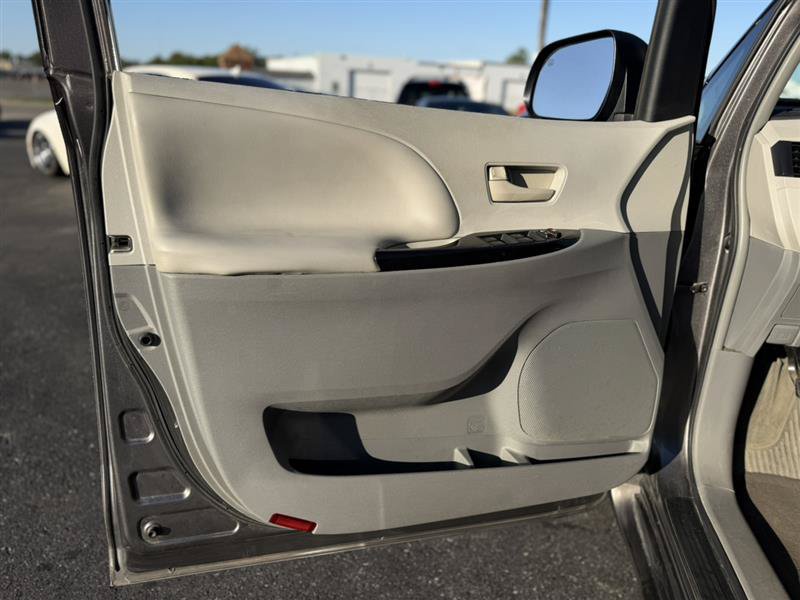Used 2014 Toyota Sienna LE FWD image 8