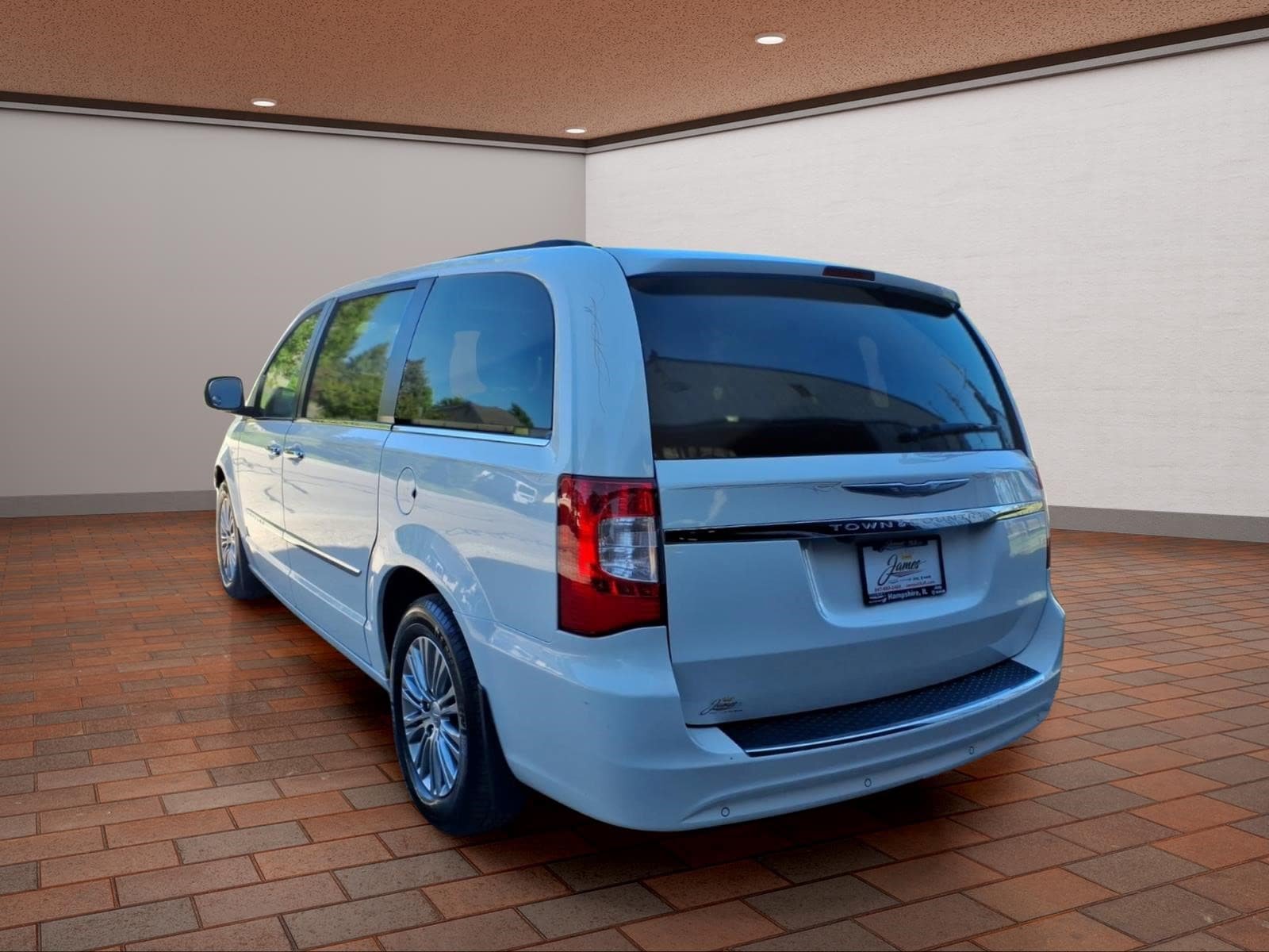 Used 2013 Chrysler Town & Country Touring-L w/ Driver Convenience Group FWD image 7