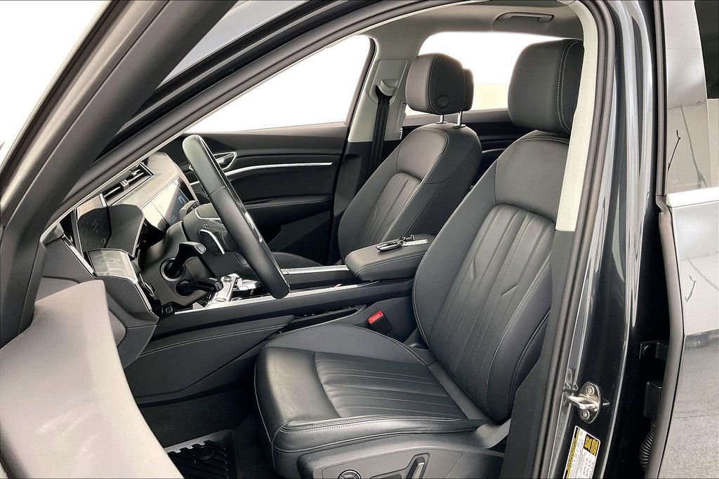 Used 2024 Audi Q8 e-tron Premium Plus w/ Premium Plus Package image 33