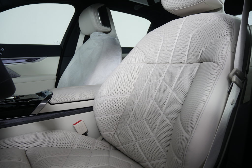 Used 2026 BMW 750e xDrive w/ Executive Package AWD/4WD image 11