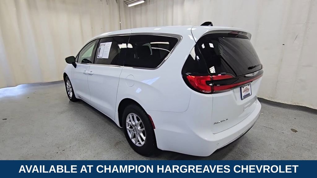 Used 2024 Chrysler Pacifica Touring-L FWD image 9