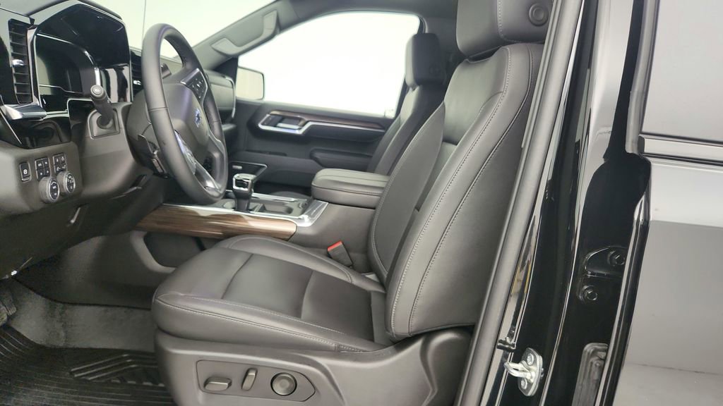 Used 2025 Chevrolet Silverado 1500 RST AWD/4WD image 15