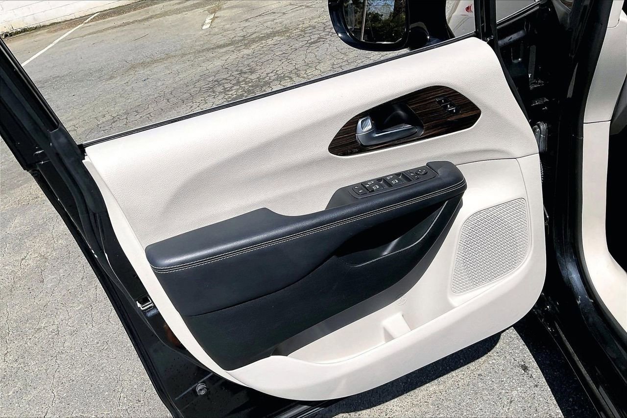 Used 2023 Chrysler Pacifica Limited image 29