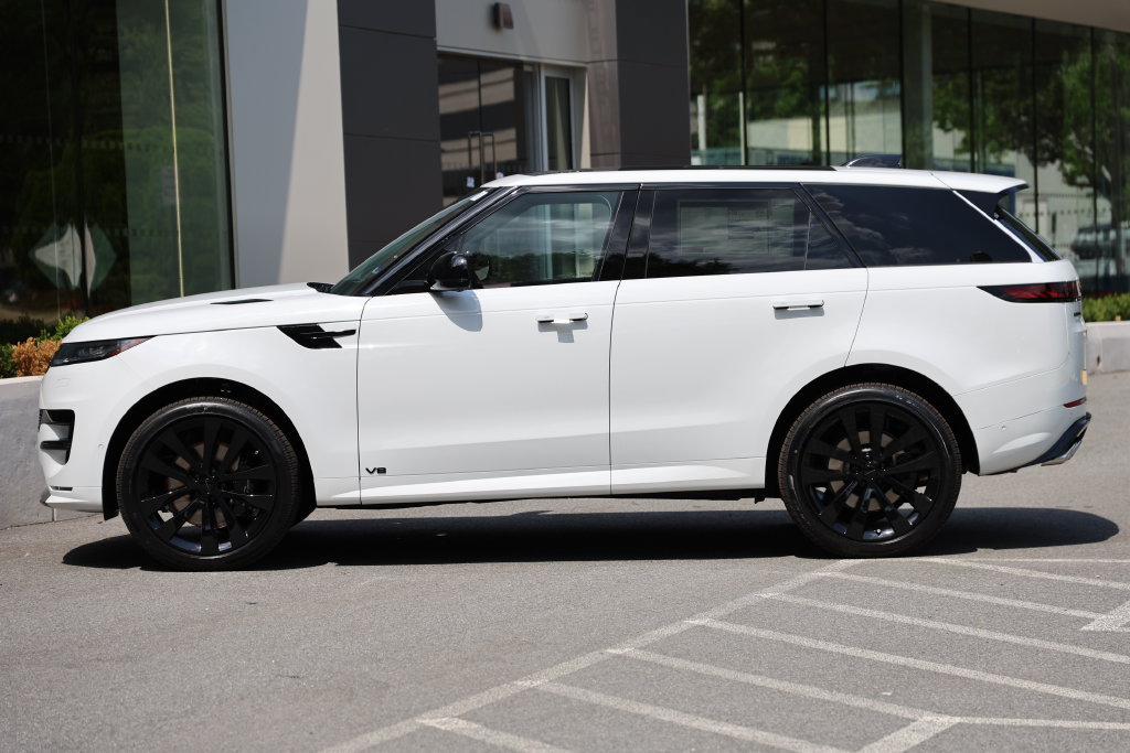 New 2026 Land Rover Range Rover Sport Dynamic SE AWD/4WD image 2