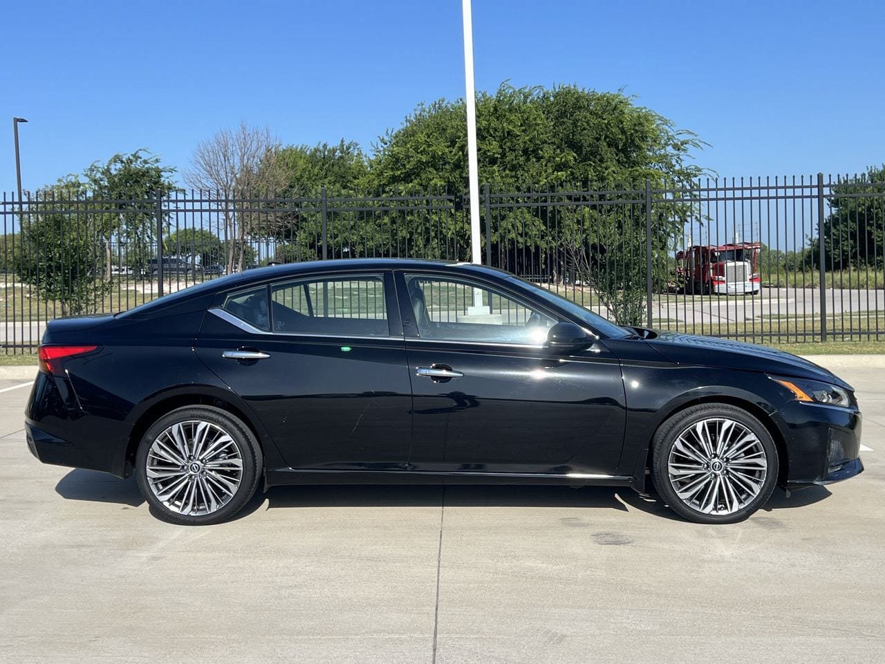 Used 2023 Nissan Altima 2.5 SL AWD/4WD image 3