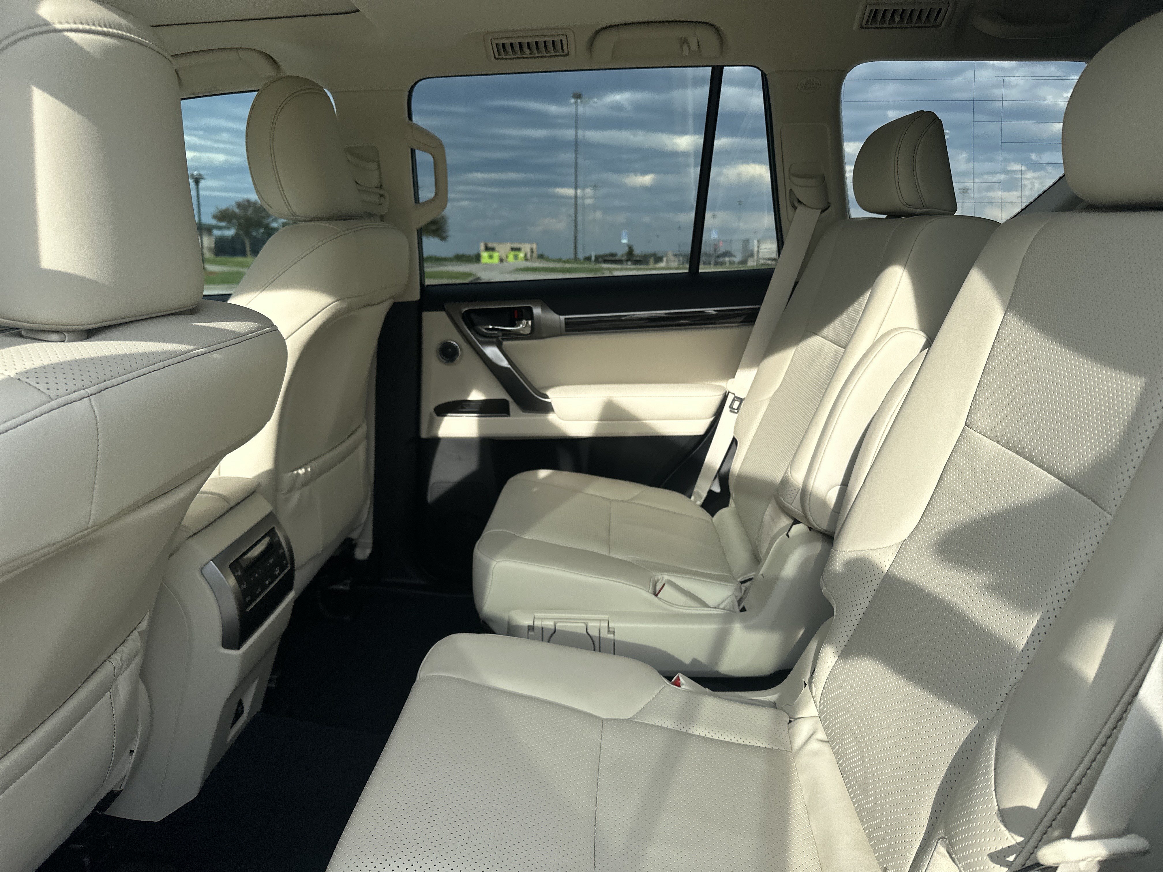 Certified 2023 Lexus GX 460 Luxury w/ Sport Design Package AWD/4WD image 31