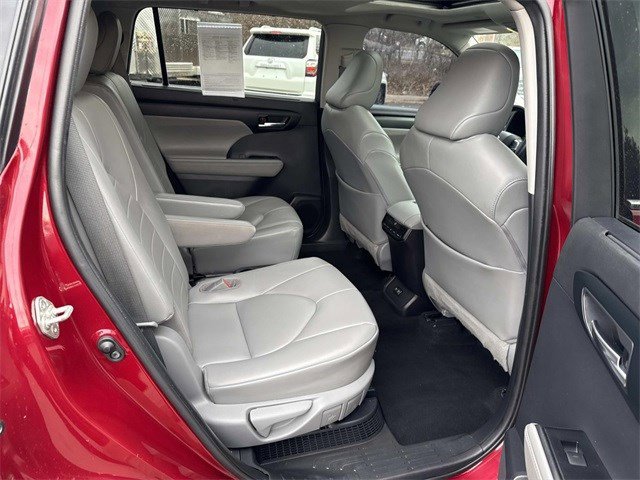 Used 2020 Toyota Highlander XLE image 11