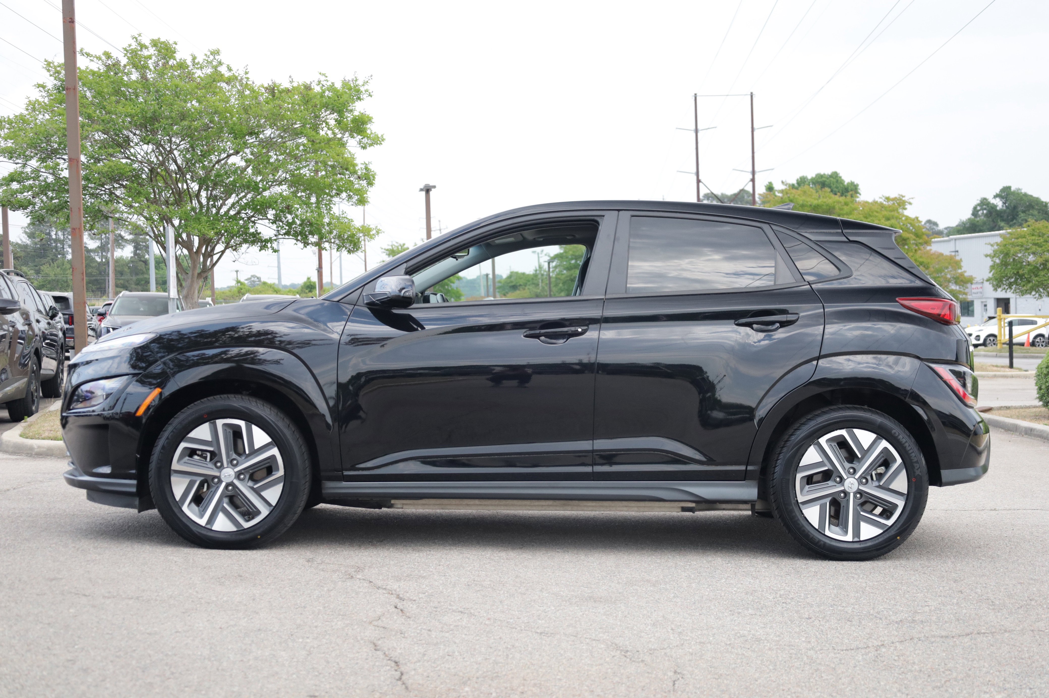 Used 2023 Hyundai Kona SEL FWD image 2